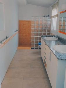łazienka z dwiema umywalkami i prysznicem w obiekcie Luxury villa 20mts far from the sea w mieście Orihuela