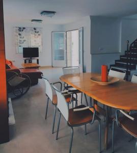 pokój ze stołem, krzesłami i telewizorem w obiekcie Luxury villa 20mts far from the sea w mieście Orihuela