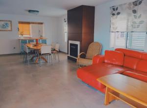 salon z czerwoną kanapą i stołem w obiekcie Luxury villa 20mts far from the sea w mieście Orihuela