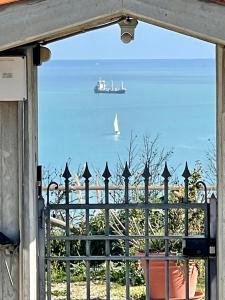 una finestra con vista sull'oceano e una barca in acqua di Villa Acquabella a Ortona