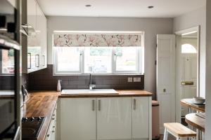 Η κουζίνα ή μικρή κουζίνα στο Lovely House in Welwyn with Garden and Off road parking +6 φωτογραφίες