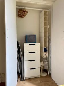 um armário com uma cómoda branca num quarto em Lovely studio - heart of Menton, near the beach. em Menton