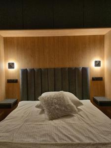 una camera da letto con un grande letto bianco con due luci di Apartament 3 Maja 4 a Gorlice