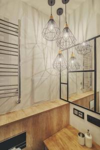 bagno con 3 luci e specchio di Montevideo Centrum 2 by Grand Apartments a Sopot