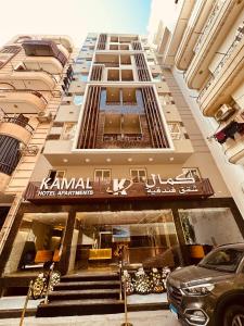 KAMAL HOTEL APARTMENTS في المنصورة: اطلالة على مبنى فيه محل