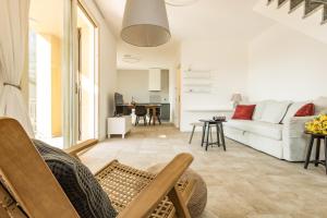 salon z białą kanapą i stołem w obiekcie Apartment Tulipani 9 – Tremezzina w mieście Tremezzo