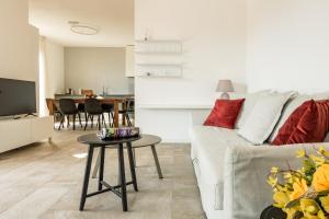 salon z kanapą i stołem w obiekcie Apartment Tulipani 9 – Tremezzina w mieście Tremezzo