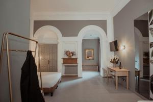 Schlafzimmer mit einem Bett, einem Tisch und einem Schreibtisch in der Unterkunft Hotel Marisa in Rom