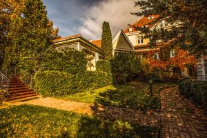 une grande maison avec un jardin paysager dans l'établissement Villa Pallas, à Olsztyn