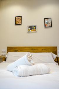 una toalla sobre una cama blanca en Acogedor estudio en Cuatro Caminos by beBalmy, en Madrid