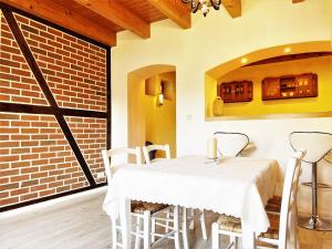 une salle à manger avec une table et des chaises blanches dans l'établissement Ferienwohnung Dorfaue Zeißig, 