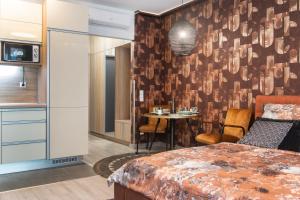 ブダペストにあるGrand Suites Corvinのベッドとテーブルが備わるホテルルームです。