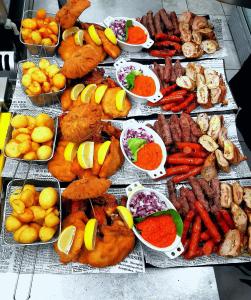 um buffet de diferentes tipos de alimentos em uma mesa em Guesthouse Pr'Šefu em Brezice