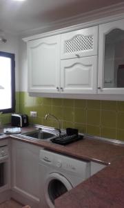 Kuchyň nebo kuchyňský kout v ubytování Costamarina Apartments