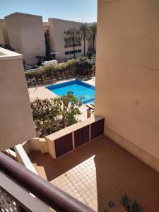een uitzicht over een zwembad in een gebouw bij Costamarina Apartments in Cabo Roig