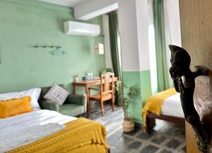 سرير أو أسرّة في غرفة في Hotel Darwin