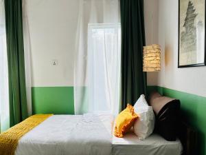 سرير أو أسرّة في غرفة في Hotel Darwin