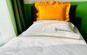 سرير أو أسرّة في غرفة في Hotel Darwin