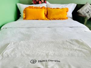 سرير أو أسرّة في غرفة في Hotel Darwin