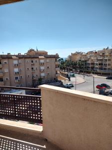 een balkon met uitzicht op de stad en gebouwen bij Costamarina Apartment Top Floor in Cabo Roig