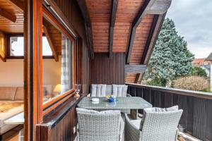 patio ze stołem i krzesłami na balkonie w obiekcie Cheng w Baden-Baden