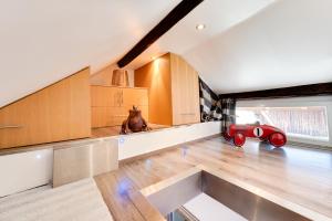 una habitación con un perro sentado en el suelo en una casa en Le Duplex atypique superbe coeur centre ville, en Annecy