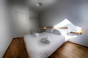 博爾米奧的住宿－Baita Skianta 3，卧室配有白色床和毛巾