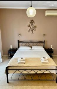 ein Schlafzimmer mit einem Bett mit zwei Handtüchern darauf in der Unterkunft Valedina Rooms in Nikiana