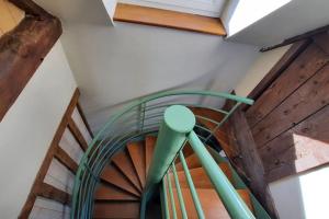 spiralne schody w domu z drewnianym sufitem w obiekcie Maison La Denolais Carnet Mont-Saint-Michel w mieście Saint-James +16 zdjęć