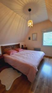 Łóżko lub łóżka w pokoju w obiekcie Maison La Denolais Carnet Mont-Saint-Michel