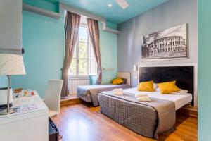 een hotelkamer met 2 bedden en een raam bij AmoRoma Suite in Rome