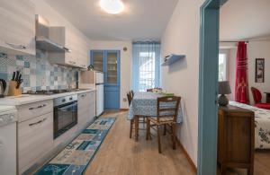 A kitchen or kitchenette at Il Nido del Canterino