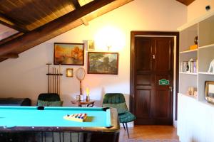 um quarto com uma mesa de bilhar e cadeiras em Villa Várzea - Charming Suite em Várzea