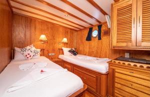 a small room with two beds in a boat at Hka Neta Yachting in Fethiye