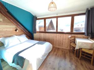 1 dormitorio con cama y lavamanos en Chez Pierrot Chambres d'hôtes B&B, en Vallouise