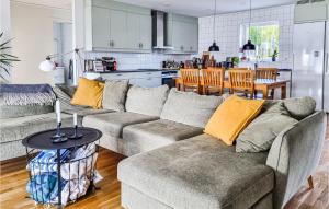 uma sala de estar com um sofá e uma cozinha em Awesome Home In Smedjebacken With House Sea View em Smedjebacken