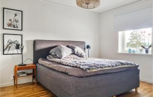 1 dormitorio con cama con marco gris en Awesome Home In Smedjebacken With House Sea View, en Smedjebacken