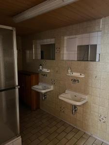 - Baño con 2 lavabos y 2 espejos en Naturfreundehaus Grosser Wald, en Gaggenau