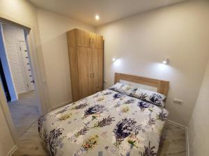 1 dormitorio con 1 cama y armario de madera en Sleep & Flight en Boryspilʼ