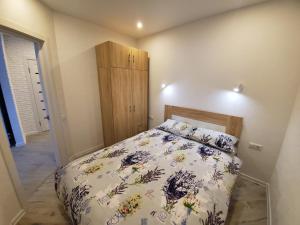 ボルィースピリにあるSleep & Flightのベッドルーム1室(ベッド1台付)、木製キャビネットが備わります。