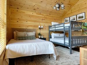 Ένα ή περισσότερα κρεβάτια σε δωμάτιο στο Modern Cabin w Indoor Pool MTN View Game Room +38 φωτογραφίες