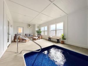 Χώρος καθιστικού στο Modern Cabin w Indoor Pool MTN View Game Room