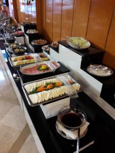 uma linha de buffet com muitos tipos diferentes de alimentos em SPOR HOTEL em Ancara