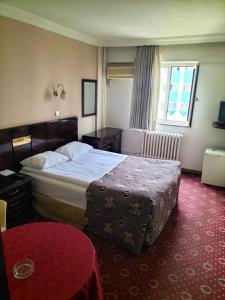 une chambre d'hôtel avec un lit et une fenêtre dans l'établissement SPOR HOTEL, à Ankara