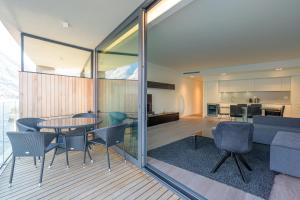 Posezení v ubytování [Lakefront Apartment] Private Parking and Pool