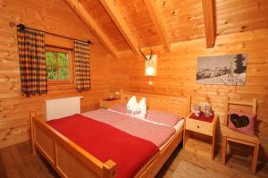 um quarto com uma cama num chalé de madeira em Kaiser-Franz-Josef Hütten ZILF100 em Hochfugen