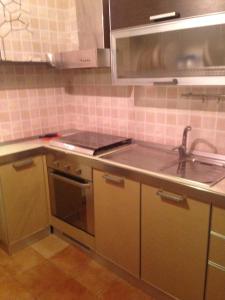 uma cozinha com um lavatório e um fogão em RG HOUSE em Trani