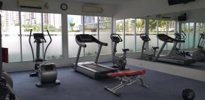 Fitness centrum a/nebo fitness zařízení v ubytování The Wave Apartment