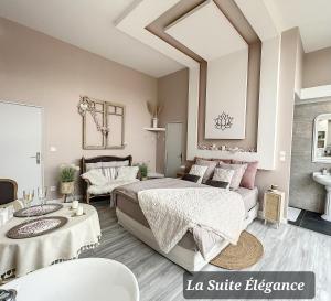 Posteľ alebo postele v izbe v ubytovaní Chambre avec spa, piscine et sauna privatif + 8 fotografií