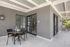 - une salle à manger avec une table et des chaises dans l'établissement 2 On Lismore Guesthouse, à Tokai